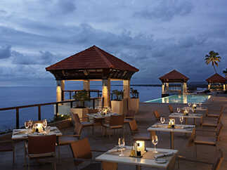 Бар в Керале в отеле The Leela Kovalam